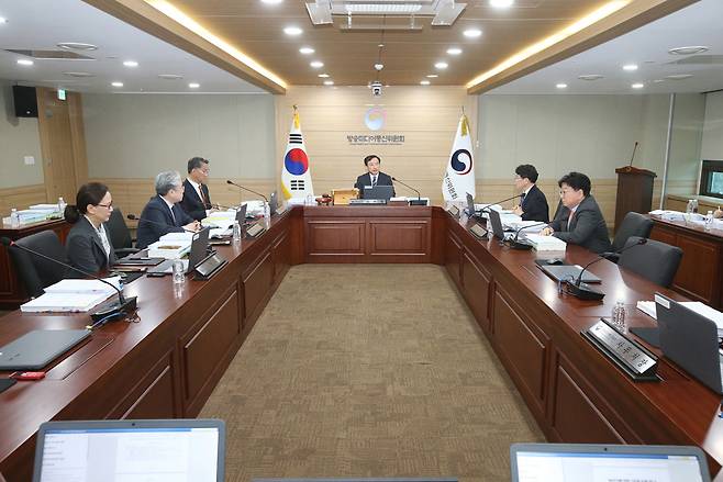 김종철 방송미디어통신위원회 위원장(가운데)이 10일 정부과천청사에서 2026년 제1차전체회의를 진행하고있다.(사진제공=방송미디어통신위원회)