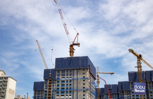 아파트 거주자의 자산이 비아파트 거주자보다 2배 이상 많은 것으로 나타났다. 소득 격차 역시 뚜렷해 주택 유형에 따른 계층화가 고착되고 있었다. ⓒ베이비뉴스&nbsp;