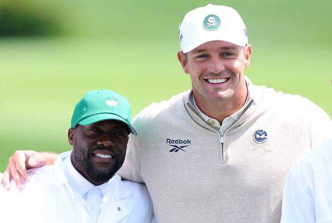 미국 유명 코미디언 케빈 하트(왼쪽)는 브라이슨 디섐보의 캐디로 나서 특유의 재치로 웃음을 선사했다. (사진=AFPBBNews)