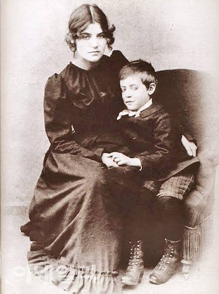 수잔 발라동과 아들 모리스 위트릴로. 1890년경이다. 사진을 찍은 이는 알 수 없다.