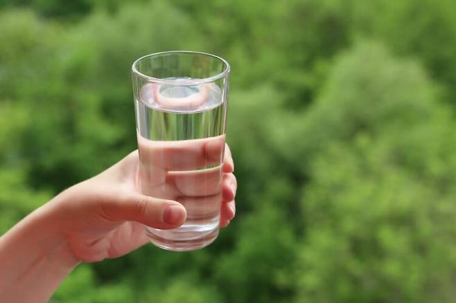 물컵을 드는 일상적인 손동작만으로는 변화를 알아차리기 어렵다. 파킨슨병은 이런 상태에서 시작돼 이후 손 떨림 같은 운동 증상으로 이어지는 경우가 많다. 사진=게티이미지뱅크