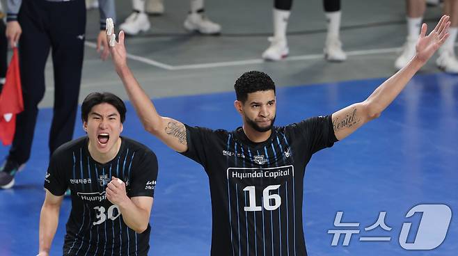 8일 충남 천안 유관순체육관에서 열린 프로배구 2025-2026 V리그 남자부 챔피언 결정전 4차전 대한항공과 현대캐피탈의 경기에서 승리한 현대캐피탈 레오가 득점 후 환호하고 있다. 2026.4.8 ⓒ 뉴스1 김기태 기자