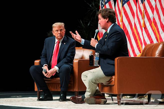 도널드 트럼프 미국 대통령이 지난 미국 대선이 한창이던 2024년 10월 31일(현지시간) 미국 애리조나주 글렌데일에서 열린 행사에서 터커 칼슨과 대담하고 있다. 2026.04.09. ⓒ 로이터=뉴스1