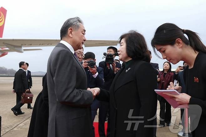 (평양 노동신문=뉴스1) = 북한 노동당 기관지 노동신문은 10일 왕이 중국 공산당 중앙위원회 정치국 위원 겸 외교부장이 전날 평양에 도착했다고 보도했다. 최선희 외무상과 간부들이 왕 부장 일행을 맞이했다.[국내에서만 사용가능. 재배포 금지. DB 금지. For Use Only in the Republic of Korea. Redistribution Prohibited] rodongphoto@news1.kr