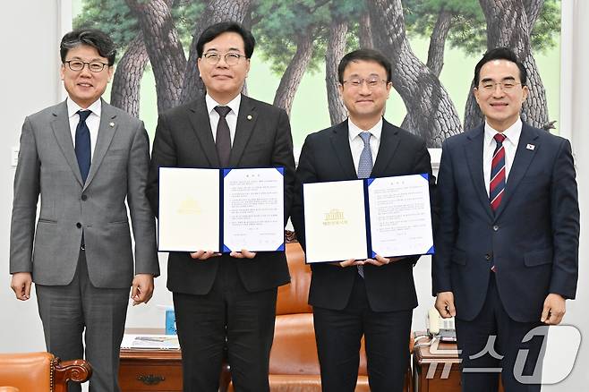 더불어민주당 한병도, 국민의힘 송언석 원내대표가 10일 서울 여의도 국회에서 2026년도 제1회 추가경정예산안 합의문을 들고 기념 촬영을 하고 있다. 왼쪽부터 진성준 국회 예산결산특별위원장, 국민의힘 송 원내대표, 더불어민주당 한 원내대표, 박홍근 기획예산처 장관. (공동취재) 2026.4.10 ⓒ 뉴스1 신웅수 기자