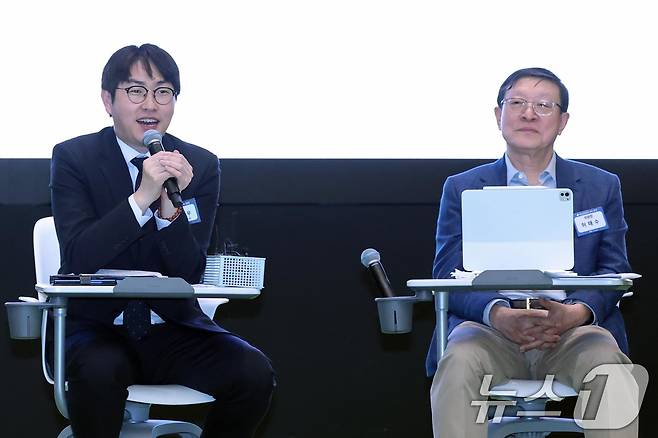 10일 오후 서울 강남구 GS타워에서 진행된 'AI 혁신위원회 3차 회의'에서 허태수 GS그룹 회장이 하정우 청와대 AI미래기획수석의 모두발언을 듣고 있다. 이날 회의에서는 데이터·반도체·컴퓨팅 인프라 구축과 산업별 실행 전략을 통해 AI의 현장 적용을 확대하고, 규제 개선과 투자로 민간 중심의 인공지능 전환(AX) 생태계를 강화하겠다는 방향이 제시됐다. 2026.4.10 ⓒ 뉴스1 조연우 인턴기자