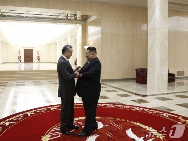 김정은 북한 노동당 총비서가 10일 평양 노동당 본부에서 왕이 중국 공산당 중앙정치국 위원 겸 외교부장과 만났다. (사진 제공= 중국 외교부 홈페이지)