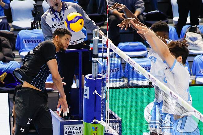 10일 오후 인천 계양체육관에서 열린 프로배구 2025-2026 V-리그 남자부 챔피언 결정전 5차전 대한항공 점보스와 현대캐피탈 스카이워커스의 경기, 대한항공 마쏘와 한선수가 현대캐피탈 레오의 공격을 막아내고 있다. 2026.4.10 ⓒ 뉴스1 안은나 기자