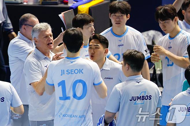 10일 오후 인천 계양체육관에서 열린 프로배구 2025-2026 V-리그 남자부 챔피언 결정전 5차전 대한항공 점보스와 현대캐피탈 스카이워커스의 경기, 대한항공 헤난 달 조토 감독이 작전지시를 하고 있다. 2026.4.10 ⓒ 뉴스1 안은나 기자