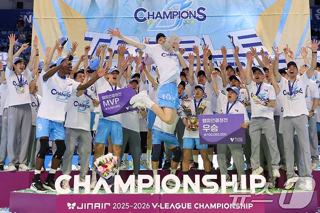 대한항공 점보스 정지석이 10일 오후 인천 계양체육관에서 열린 프로배구 2025-2026 V-리그 남자부 챔피언 결정전 5차전 현대캐피탈 스카이워커스와의 경기에서 최종 우승을 확정지은 뒤 MVP를 수상, 트로피에 입맞추며 뛰고 있다. 2026.4.10 ⓒ 뉴스1 안은나 기자