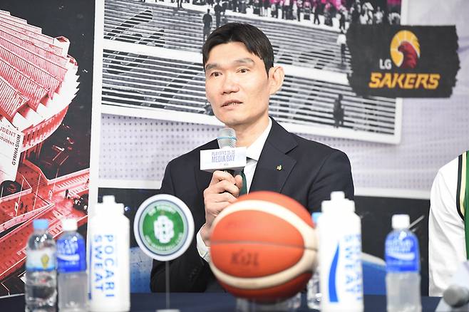 DB 김주성 감독이 10일 KBL센터에서 열린 2025~2026 LG전자 프로농구 플레이오프 미디어데이에서 발언하고 있다. 사진 | KBL