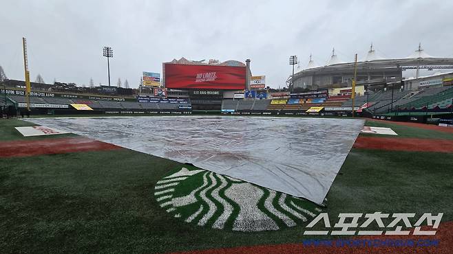 9일 인천 SSG랜더스필드에서 열리는 SSG와 한화의 경기. 비가 내리고 있는 랜더스필드. 인천=송정헌 기자songs@sportschosun.com/2026.04.09/