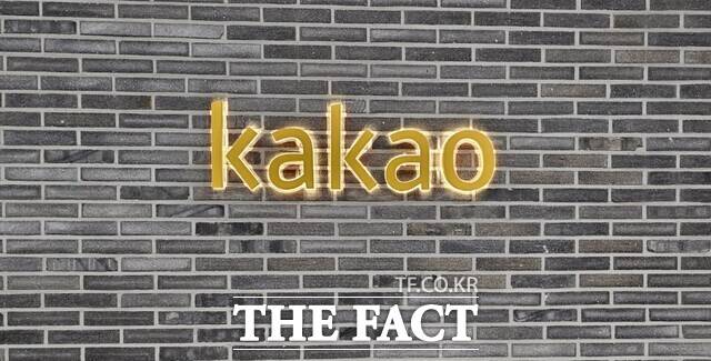 카카오는 자체 AI 모델 '카나나' 기반의 '카나나 인 카카오톡'과 오픈AI와의 협업을 통해 제공하는 '챗GPT 포 카카오톡' 등의 기능을 잇달아 선보이고 있다. /더팩트 DB