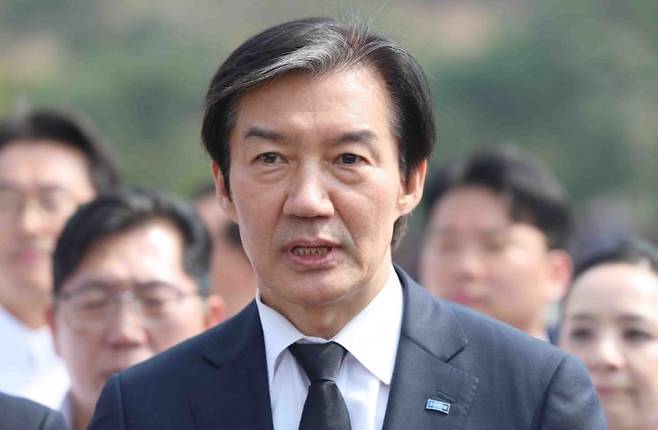 (김해=연합뉴스) 김동민 기자 = 조국혁신당 조국 대표와 지방선거 예비후보 등이 27일 오전 경남 김해시 진영읍 봉하마을 노무현 전 대통령 묘역 참배 후 취재진과 인터뷰하고 있다. 2026.3.27    image@yna.co.kr(끝)