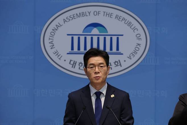 더불어민주당 서울시장 후보로 확정된 정원오 전 서울 성동구청장이 10일 국회 소통관에서 기자 회견을 하고 있다. 연합뉴스