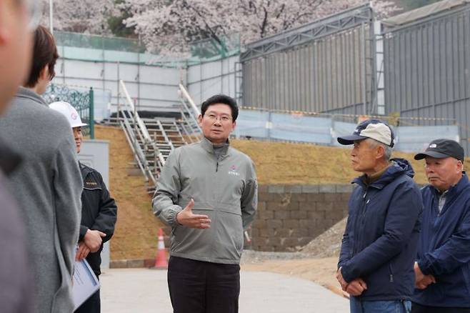 이상일 용인특례시장이 10일 처인구 양지읍 아파트 신축공사장을 찾아 현장을 점검하고 있다. 용인시 제공