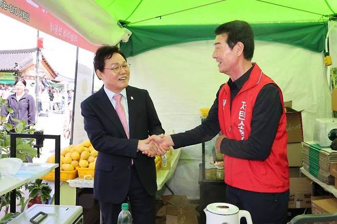 박완수 경남도지사가 '2026 산청 농특산물 대제전' 행사장에서 농업인과 대화하고 있다. 경남도 제공