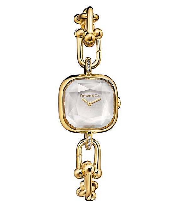 18k 옐로우 골드 소재에 다이아몬드 세팅 및 화이트 마더 오브 펄 다이얼이 특징인 티파니 하드웨어 워치. /티파니앤코 제공