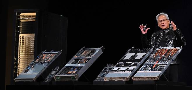 젠슨 황 엔비디아 최고경영자(CEO)가 지난 1월 미국 라스베이거스 퐁텐블로 호텔에서 열린 ‘엔비디아 CES 2026 라이브’에서 차세대 AI 가속기 루빈을 소개하고 있다. /뉴스1