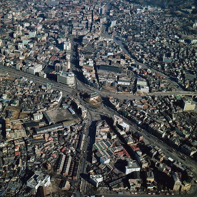 항공 촬영한 서울 남대문 일대, 1960년대. 서울시의 의뢰를 받아 촬영한 이 작업은 당시 김한용이 헬기 사진을 찍기 위해 몸을 끈으로 묶고 촬영했다는 일화가 있다./ 사진가 김한용