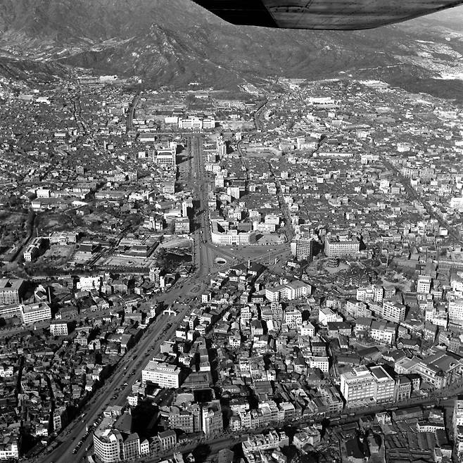 서울 시청 앞 광장과 광화문이 보이는 세종로 일대, 1960년대/ 사진가 김한용
