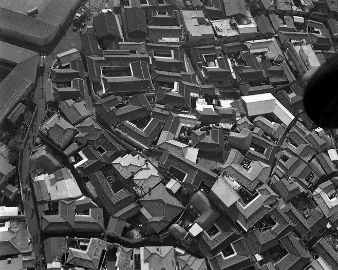 항공촬영한 서울 가회동 풍경,  1960년대/ 사진가 김한용
