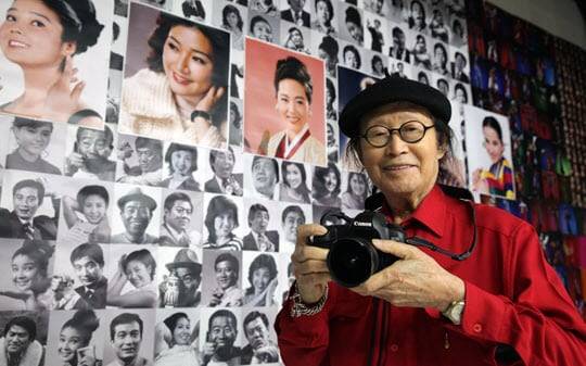 2016년 서울 충무로의 김한용사진연구소에서 사진가 김한용이 카메라를 들고 있다./ 조인원 기자