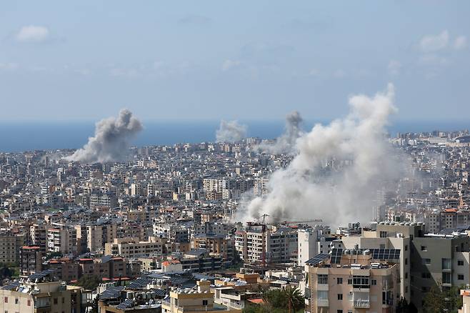 8일 레바논 베이루트 남부 교외 다히예 지역이 이스라엘의 공습후 포연이 솟아오르고 있다. 미국과 이란이 휴전에 합의한 지 하루 만에, 이스라엘은 레바논 전역의 여러 지점을 대상으로 대규모 공습을 감행했다. 이스라엘 정부는 성명을 통해 이번 휴전 합의에 레바논은 포함되지 않으며, 레바논 전역의 헤즈볼라 거점을 계속해서 공격할 것이라고 밝혔다./EPA 연합뉴스