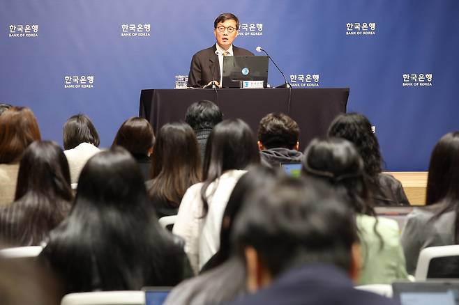 이창용 한국은행 총재가 10일 서울 중구 한국은행에서 열린 통화정책방향 기자간담회에서 발언하고 있다. /사진공동취재단