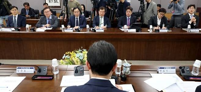 석유·화학 업종 기업 대표 등이 지난 7일 오후 서울 종로구 정부서울청사에서 열린 중동상황 피해업종 관련 산업-금융권 간담회에서 이억원 금융위원회 위원장의 발언을 듣고 있다. 왼쪽부터 조남수 현대케미칼 대표이사, 남정운 한화솔루션 대표이사, 이영준 롯데케미칼 대표이사, 김종현 DL 케미칼 대표이사, 최우진 GS칼텍스 CFO, 서건기 SK이노베이션 CFO.ⓒ뉴시스