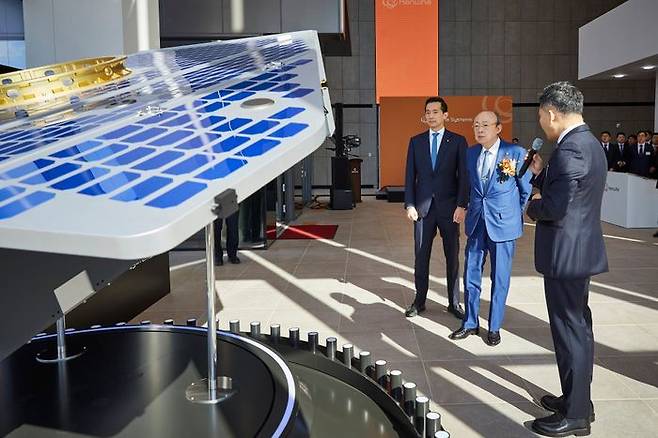 한화그룹 김승연(가운데) 회장과 김동관(왼쪽) 부회장이 지난 1월 8일 제주 서귀포시 한화시스템 제주우주센터에서 한화가 개발 중인 해상도 15㎝급 ‘초저궤도(VLEO) 초고해상도(UHR) 합성개구레이다(SAR) 위성’의 실물 모형을 살펴보고 있다.ⓒ한화