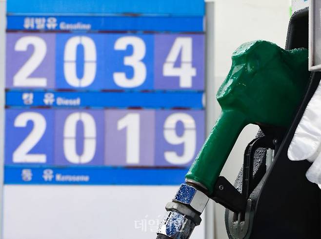 서울 주유소 평균 경유 가격이 2천원을 넘긴 9일 서울 시내 한 주유소에 경유가 2천19원에 판매되고 있다.ⓒ뉴시스