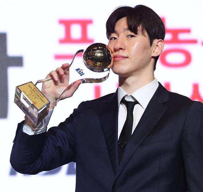이정현(소노)이 9일 서울 강남구 그랜드 인터컨티넨탈 서울 파르나스에서 열린 2025∼2026시즌 프로농구 시상식에서 최우수선수(MVP)로 뽑힌 뒤 트로피를 들고 카메라 앞에 섰다. 뉴스1