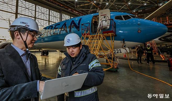 오종훈 대한항공 예지정비팀장(왼쪽)이 최근 서울 강서구 하늘길 대한항공 본사 격납고에서 항공기를 정비 중이던 정비사와 AI 기반으로 도출된 예지정비 데이터를 보며 정비 내용을 논의하고 있다. 대한항공이 2023년 시작한 예지정비의 고장 신호 예측률은 당시 70% 수준에서 현재 85% 수준까지 높아졌다. 양회성 기자 yohan@donga.com