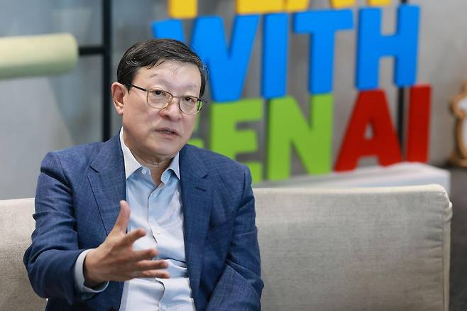 허태수 AI 혁신위원회 위원장(GS 회장)이 10일 강남구 GS타워에서 열린 ‘AI 혁신위원회 3차 회의’에 앞서 기자들의 질문에 답하고 있다. 한경협 제공.