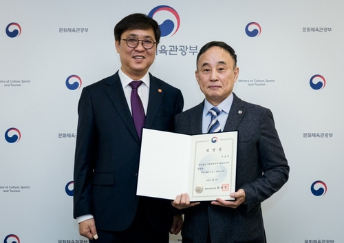 최휘영(왼쪽) 문화체육관광부 장관이 10일 신임 서승만 국립정동극장 대표이사에게 임명장을 수여한 뒤 기념촬영을 하고 있다. [문화체육관광부 제공]