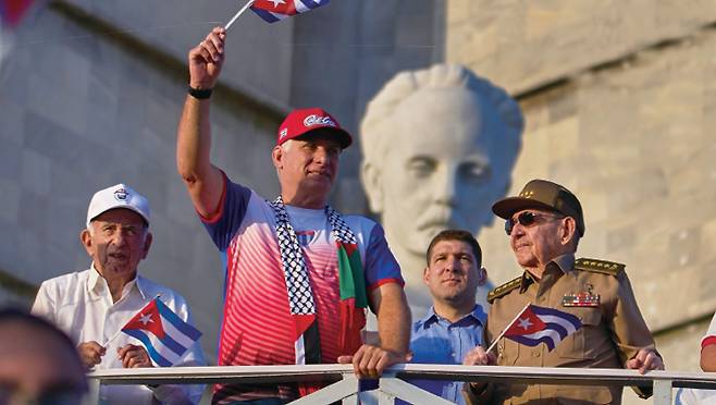 쿠바의 미겔 디아즈카넬 (왼쪽에서 두 번째) 대통령이 2025년 5월 1일 하바나 혁명 광장에서 라울 카스트로(오른쪽)와 그의 손자 라울 기예르모  로드리게스 카스트로 (오른쪽에서 두 번째) 옆에서 5월의 퍼레이드를 관람하며 쿠바 국기를 들고 있다. /사진 AP연합