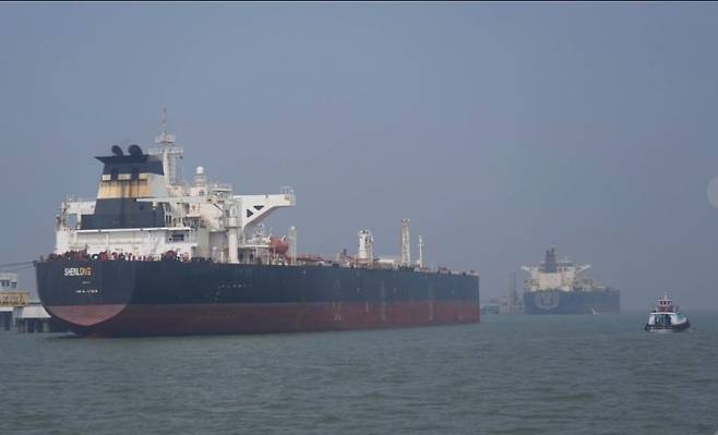 사우디아라비아에서 원유를 싣고 호르무즈 해협을 통과한 라이베리아 국적의 유조선 선룽 수에즈 막스호가 지난달 12일(현지시간) 인도 뭄바이항에 입항하고 있는 모습이 포착됐다. 사진=뉴시스