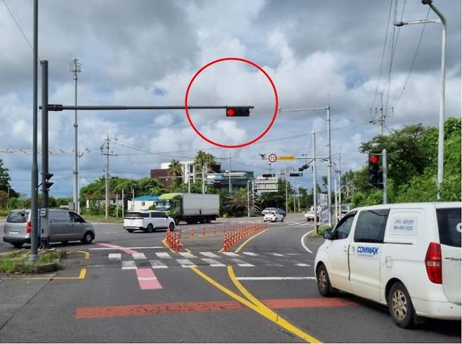 제주시 평화로 무수천교차로 샛길에 설치된 교통신호기. 오영훈 후보는 무수천 사거리~동광IC 구간 확장과 입체교차로 조성을 통해 서부권 접근성과 물류 흐름을 함께 개선하겠다는 구상을 제시했다. /사진=제주특별자치도 자치경찰단 제공