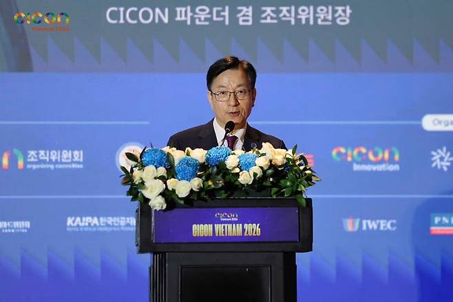 박봉규 코리아씨이오서밋(KCS) 이사장이 지난 9일부터 베트남 호찌민시에서 열린 'CICON 베트남 2026' 컨퍼런스에서 발표하고 있다. CICON 베트남 페이스북 갈무리