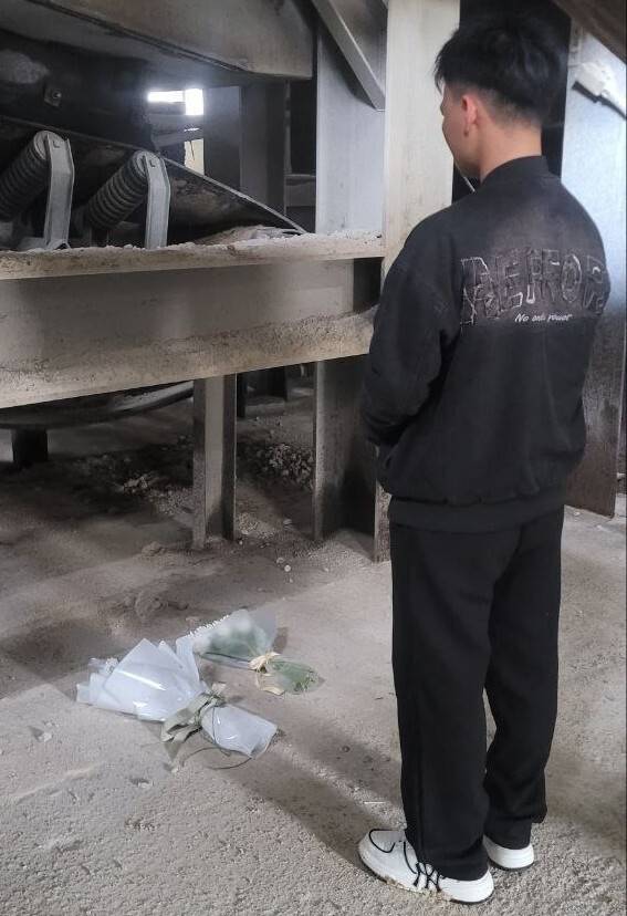 뚜안의 동생 응웬 반 뚜(오른쪽 둘째)가 10일 형이 숨진 현장에 국화를 바치고 있다. 유족 제공