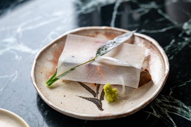 정회승 셰프가 선보인 요리. 회 위에 얇게 썬 무를 올렸다. 장준우 제공