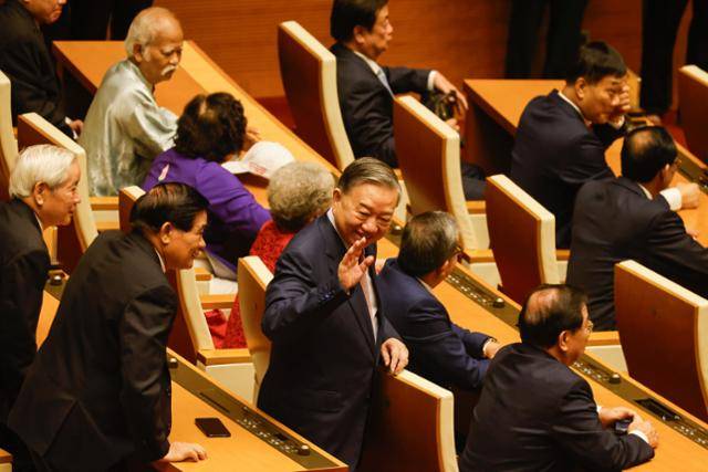 또 럼 베트남 서기장이 6일 하노이 국회의사당에서 의원석을 돌며 의원들에게 인사를 하고 있다. 하노이=EPA 연합뉴스