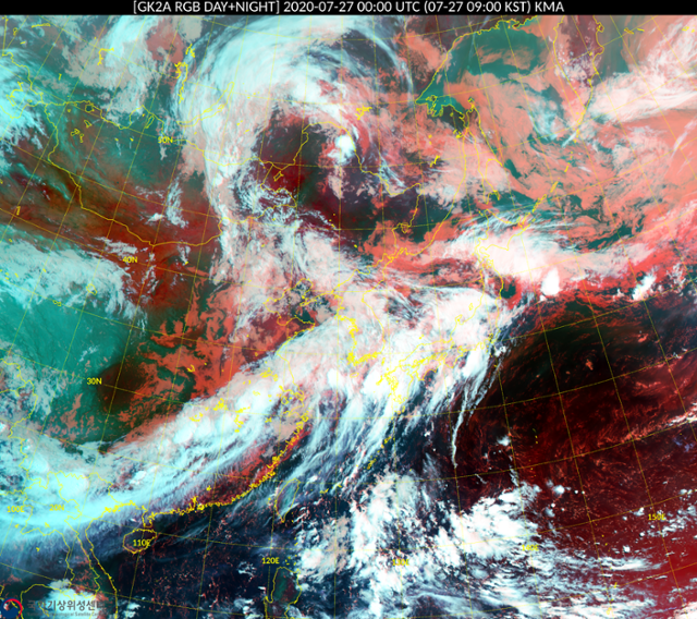 여름철 장마전선을 기상 위성 '천리안위성 2A호'로 찍었다. 기상청 국가기상위성센터