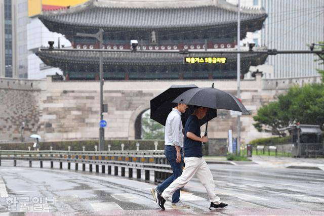 장맛비가 내린 2024년 7월 2일 서울 중구 숭례문 일대에서 시민들이 발걸음을 옮기고 있다. 한국일보 자료사진