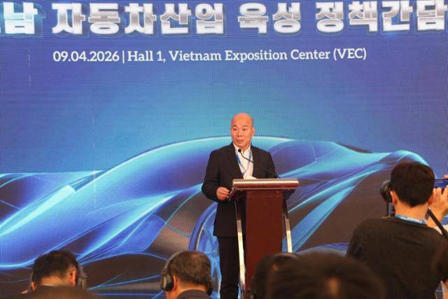 뷔바푸 베트남무역진흥청장(VIETRADE)이 9일 하노이 베트남전시센터에서 열린 자동차산업 육성 정책간담회에서 발표를 하고 있다. 코트라 제공