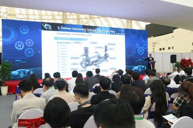 복덕규 베트남무역진흥청 코리아데스크 팀장이 '베트남자동차산업 밸류체인맵'에 대해 설명하고 있다. 코트라 제공