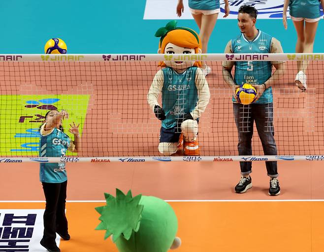 2025~26 V리그 여자부 GS칼텍스와 한국도로공사의 챔피언결정전 3차전 경기가 5일 서울 장충체육관에서 열렸다. 경기 전 실바의 가족이 시투를 하고 있다. 장충=김민규 기자 mgkim1@edaily.co.kr /2026.04.05/