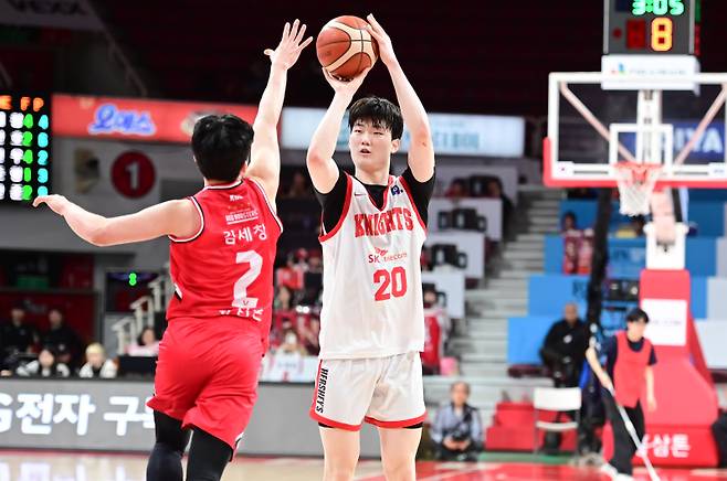 지난 8일 정관장 원정 경기에서 슛을 시도하는 SK 김명진. SK 제공