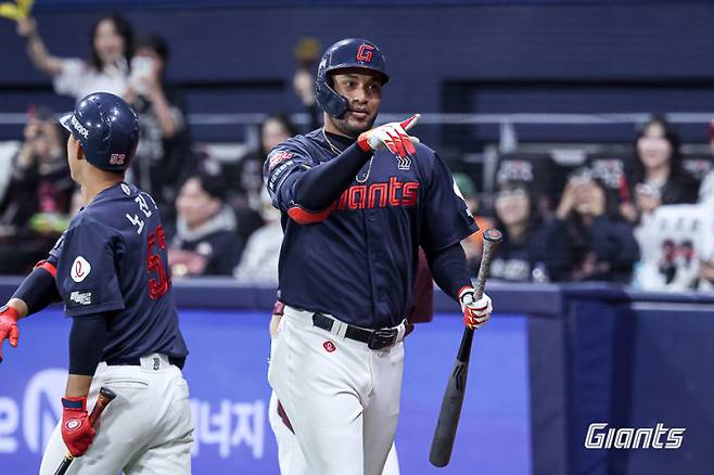 10일 고척 키움전에서 쐐기 홈런을 때려낸 빅터 레이예스. 롯데 제공